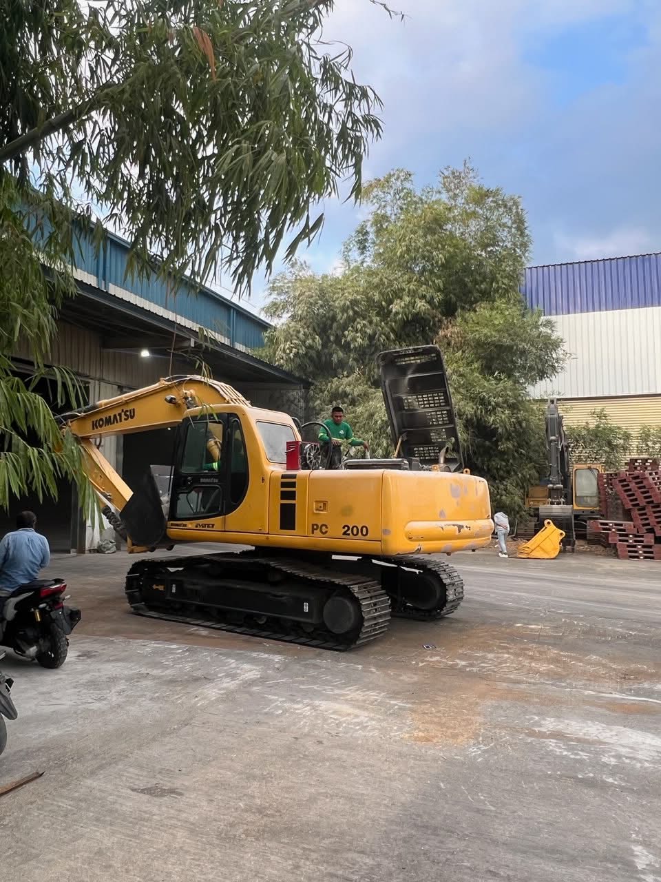 Multiple excavators working inside a bulk material warehouse