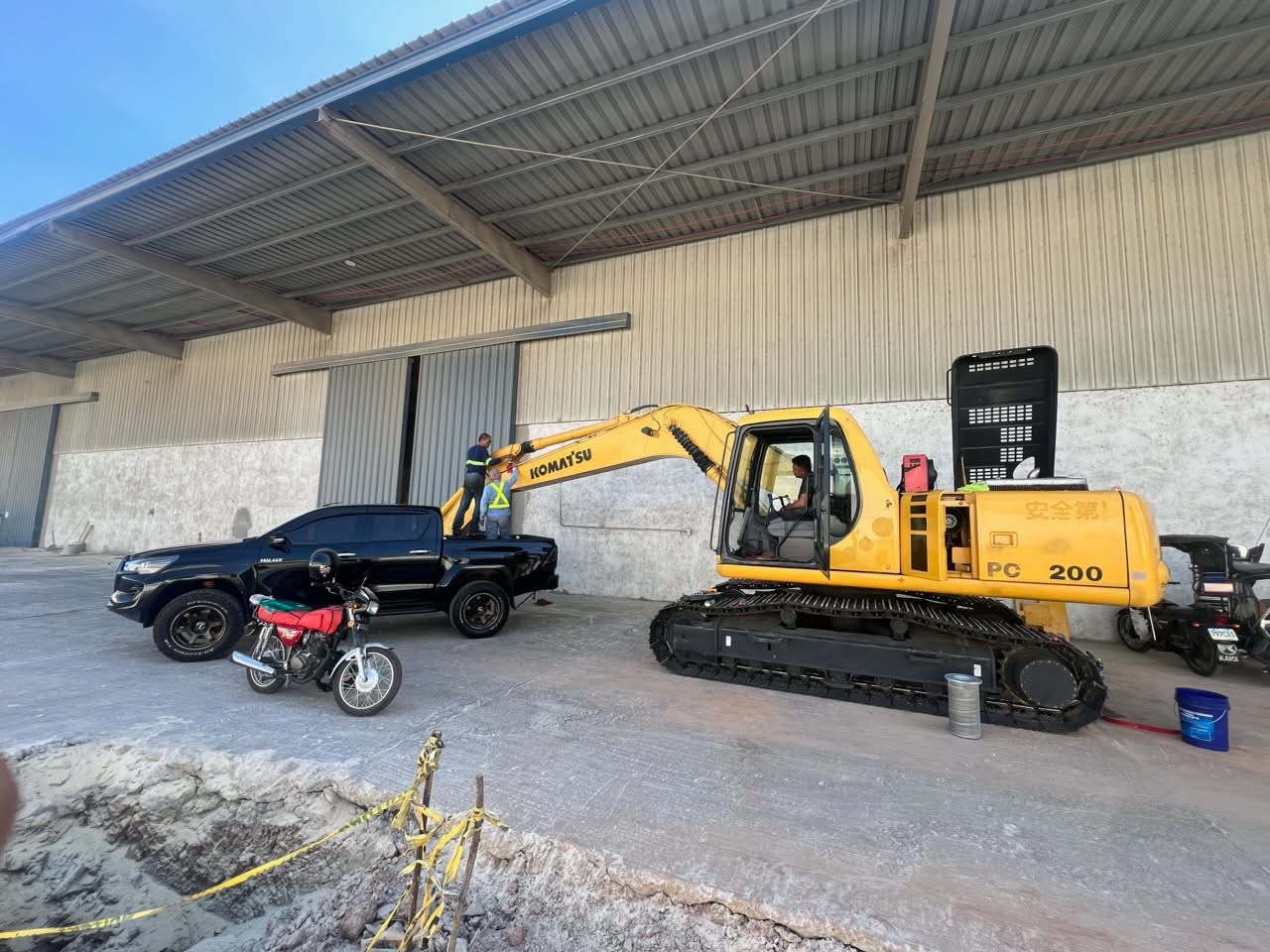 Wheel loader positioned beside a port conveyor system
